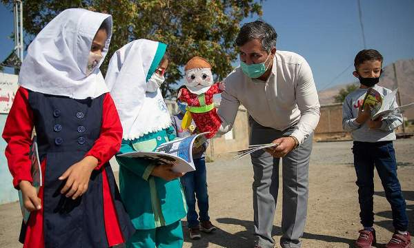 مناطق محروم شهری و روستاها کتاب هدیه گرفتند