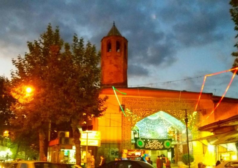 مسجد جامع لاهیجان با مناره‌ای کوتاه که نشان از تاریخی کهن دارد