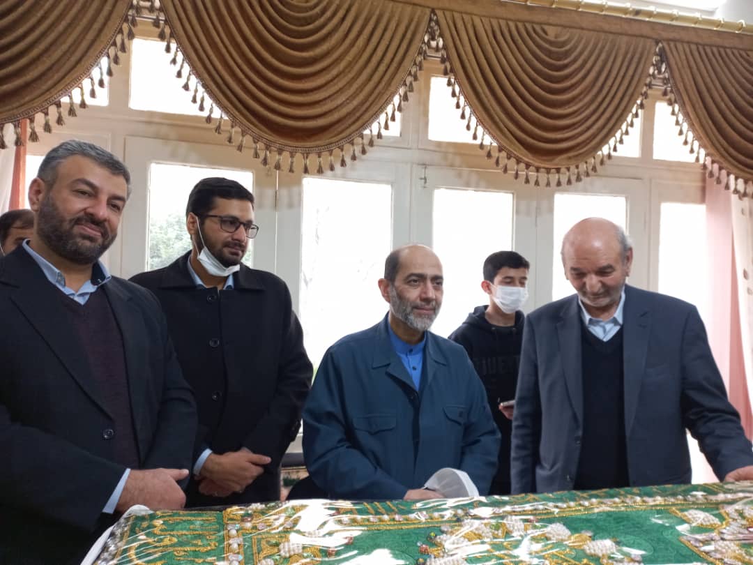 پایان دوخت روپوش نفیس قبر مطهر امام رضا(ع) در اصفهان 