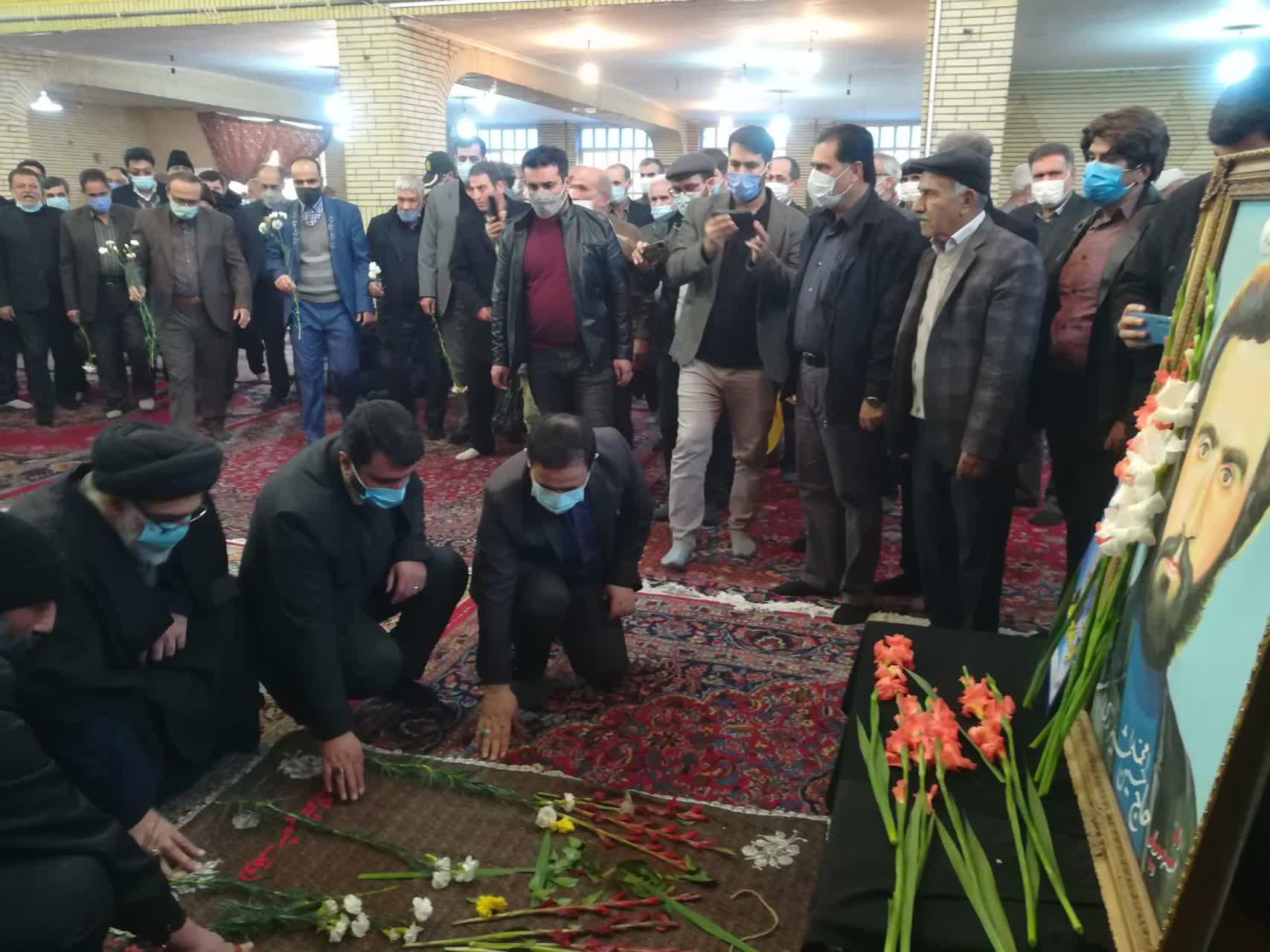 مزار شهدای ۱۰ دی سال ۵۷ ورامین گلباران و عطرافشانی شد