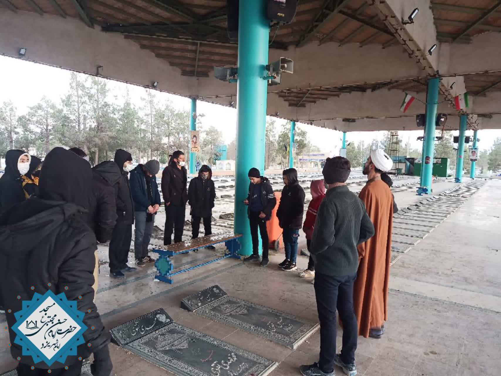 تجدید‌ میثاق ‌نوجوانان‌ مسجد‌ با‌ شهـدا‌ با حضور در گلزار شهدای خلدبرین یزد  