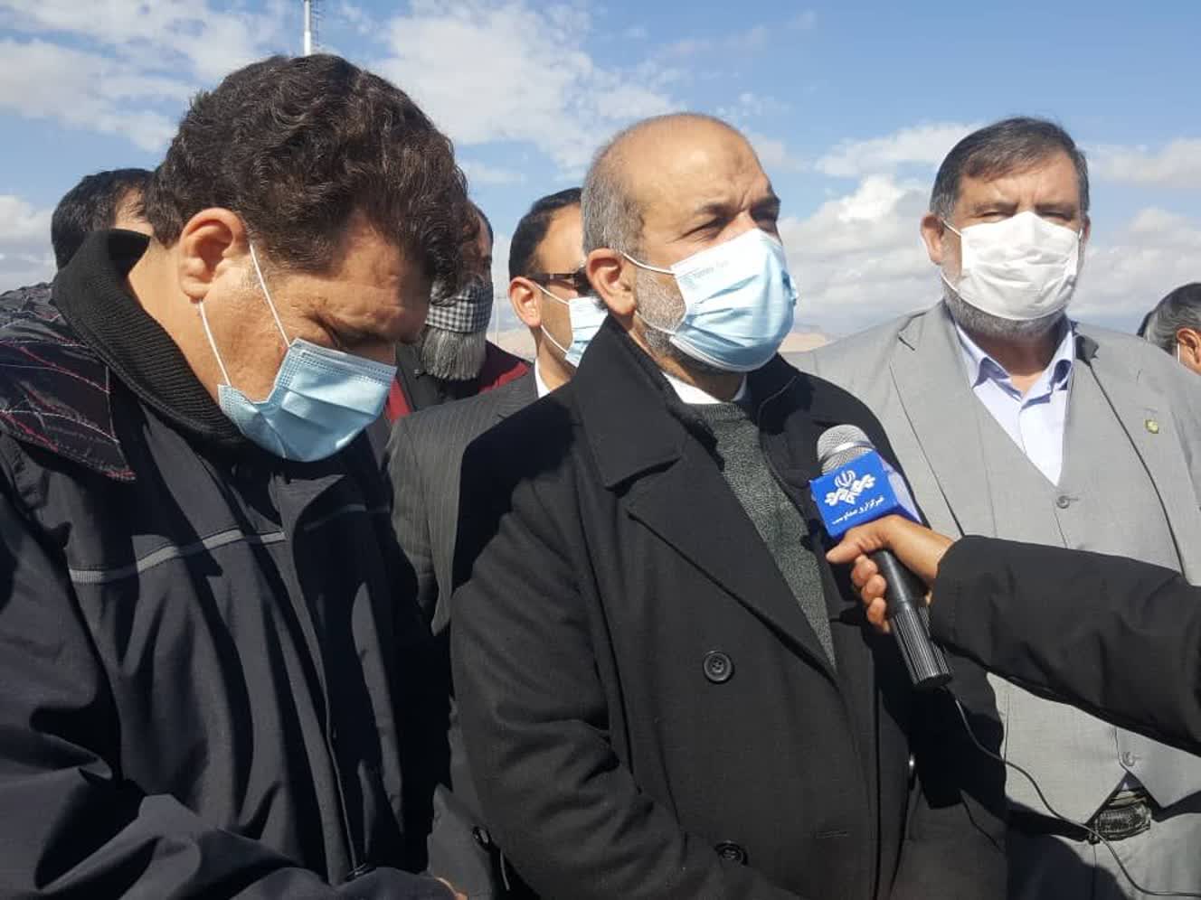 وزیر کشور برای بازدید از مناطق سیل زده جنوب کرمان وارد فرودگاه جیرفت شد 