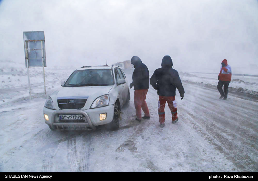 کولاک امدادگران خراسان شمالی در کمک به مسافران گرفتار در برف