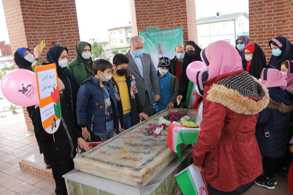 گلزار شهدای شهر رشت گلباران دستان کودکان شد  