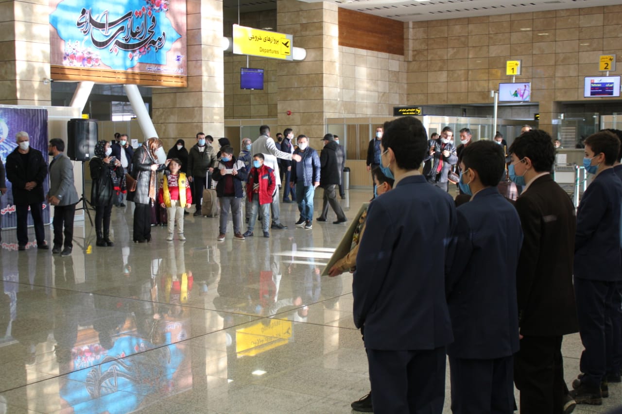 اجرای گروه سرود کانون فرهنگی هنری الهادی (ع) به یاد سال ۵۷ در فرودگاه اردبیل