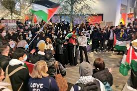 اعتراض دانشجویان از بازدید سفیر رژیم صهیونیستی از کمبریج و اعلام حمایت از فلسطین