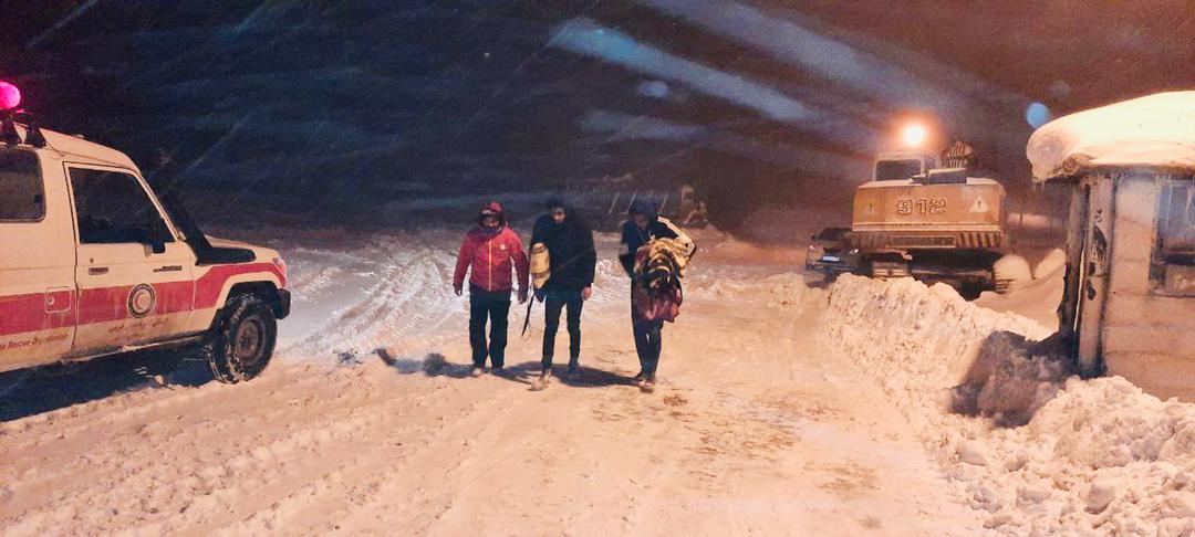 رها سازی ۲۲دستگاه خودرو گرفتار شده در برف و کولاک در محور تکاب - شاهین دژ