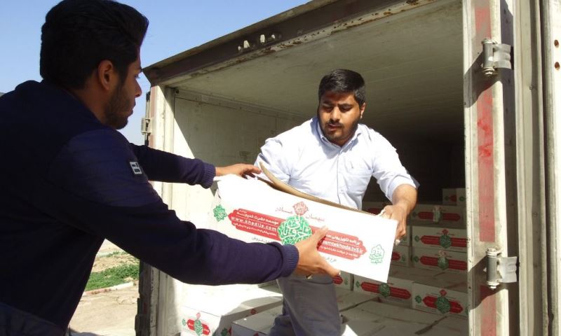 تامین بخشی از نیاز محرومان روستای سرآقا سید با توزیع کمک های مومنانه