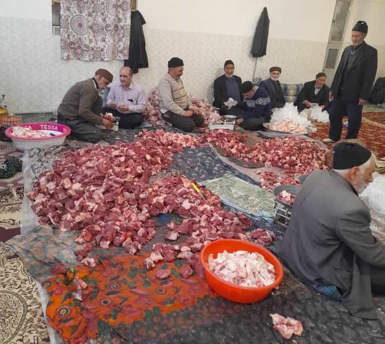 توزیع بیش از ۷۰۰ کیلوگرم گوشت قربانی در بین اهالی روستای کردآباد اسکو