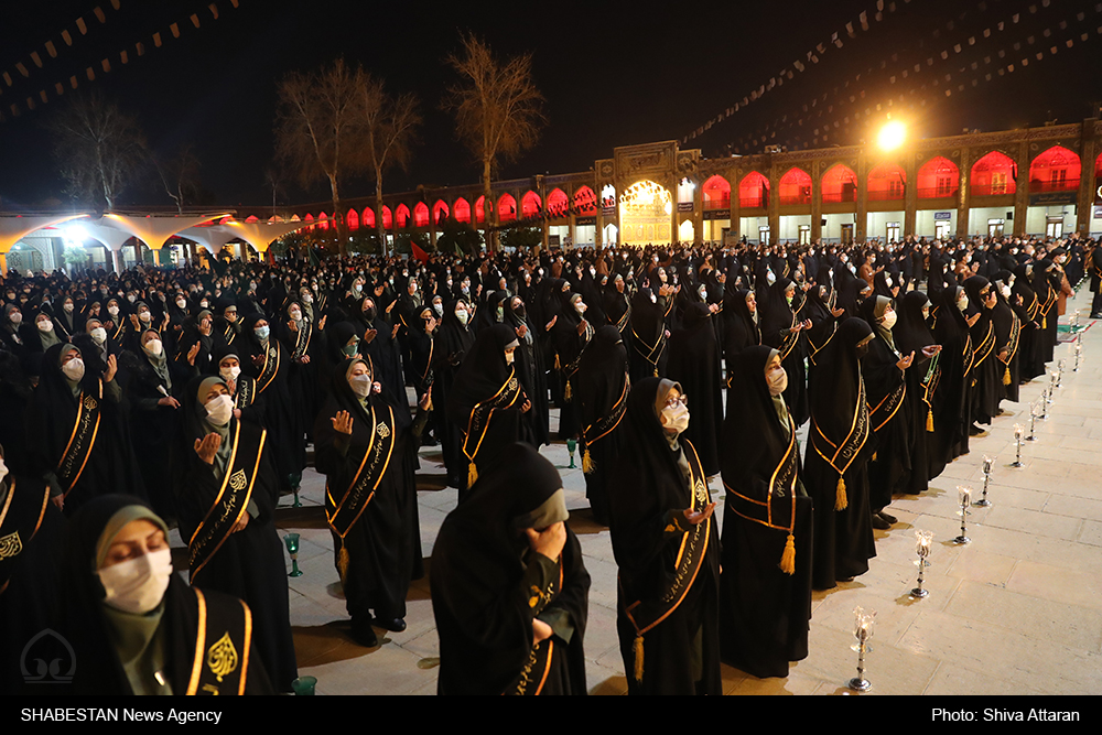 برگزاری آئین لاله گردانی شب شهادت امام رضا (ع) در حرم مطهر حضرت شاهچراغ (ع)