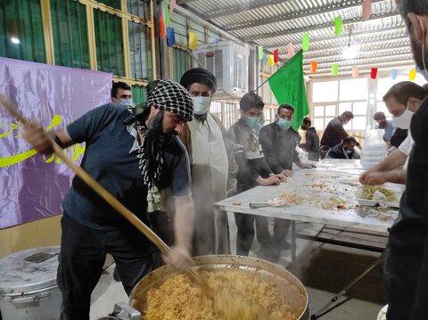 گزارش تصویری از طبخ  ۱۲ هزار پرس غذا در روز میلاد امام حسین (ع) 