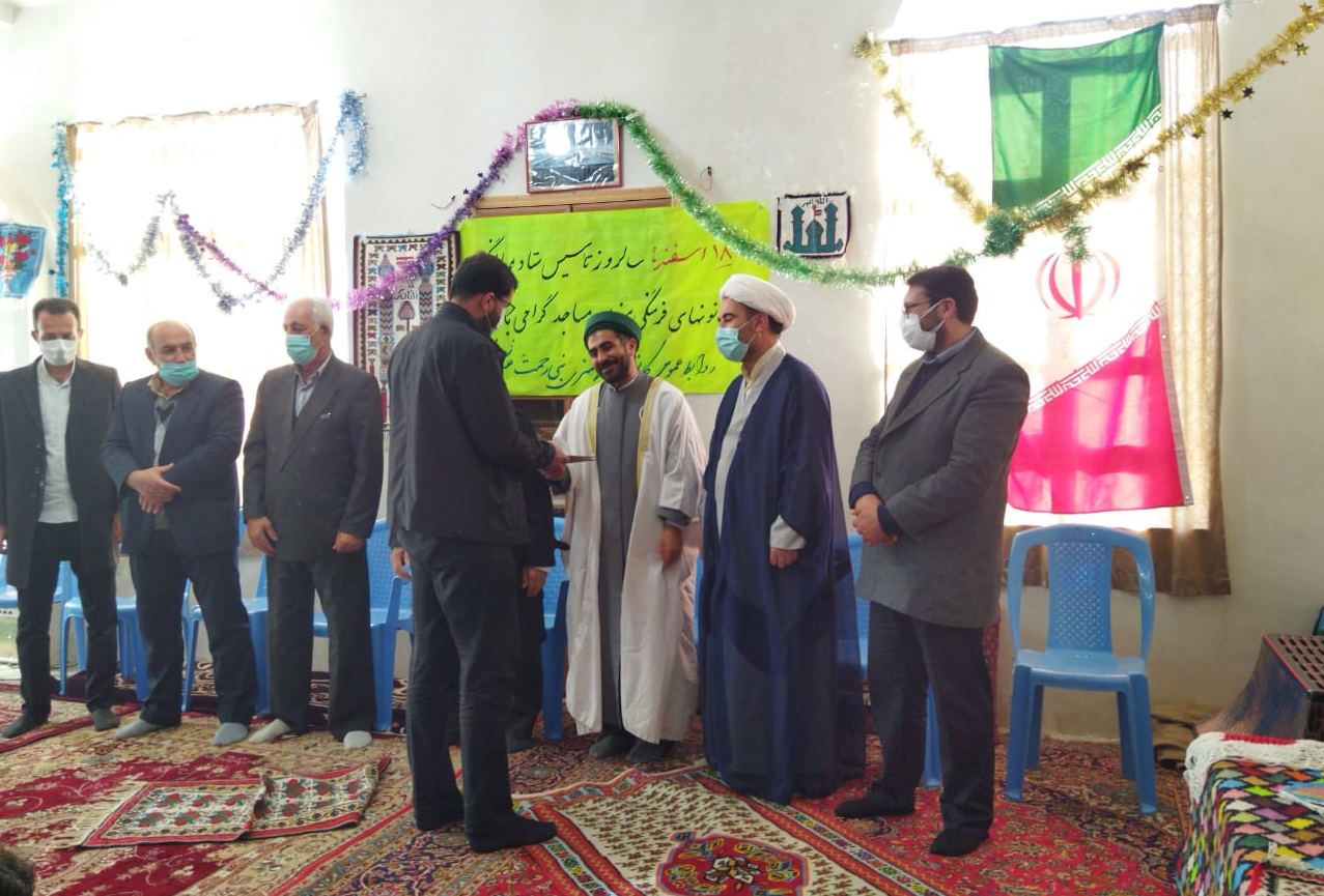 خبرنگار خبرگزاری شبستان در آئین تقدیر از فعالان کانون های مساجد اهل تسنن عنبران تجلیل شد