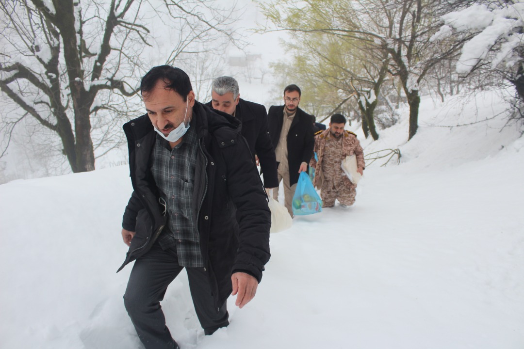 ۷۰ بسته غذایی در بین ساکنین روستاهای محصور در برف توزیع شد