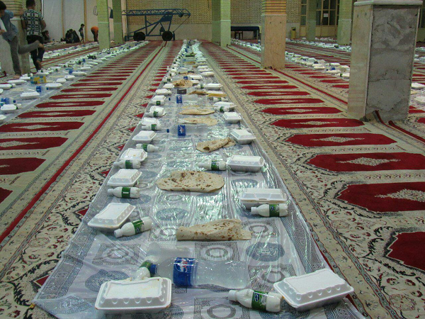 برپایی سفره کریمانه افطار در مسجد جامع شهر ناغان