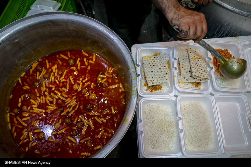 طبخ و توزیع ۲۰۰ پرس غذای گرم میان نیازمندان در آستانه سالروز ولادت امام رضا (ع)