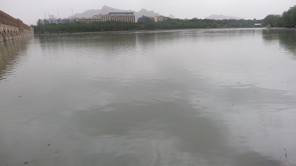 جریان آب در رودخانه زاینده رود اصفهان