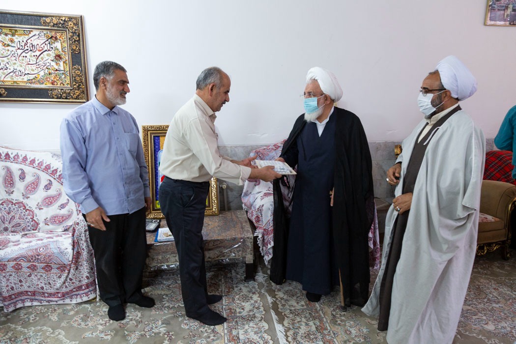 تصاویر/ دیدار امام جمعه یزد با خانواده ۳ روحانی شهید