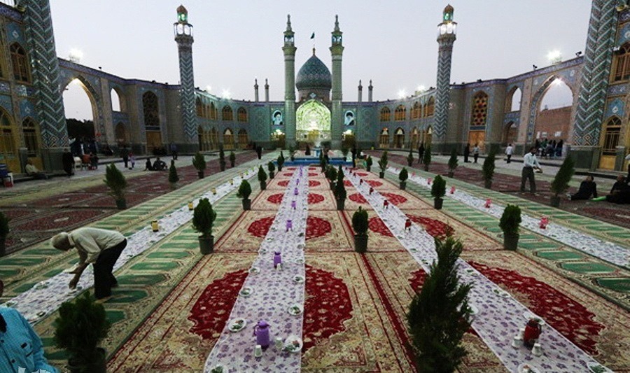 بزرگترین سفره افطار خیابانی در آران و بیدگل/ ۴ هزار نفر بر خوان کرامت هلال بن علی(ع) اطعام می شوند 