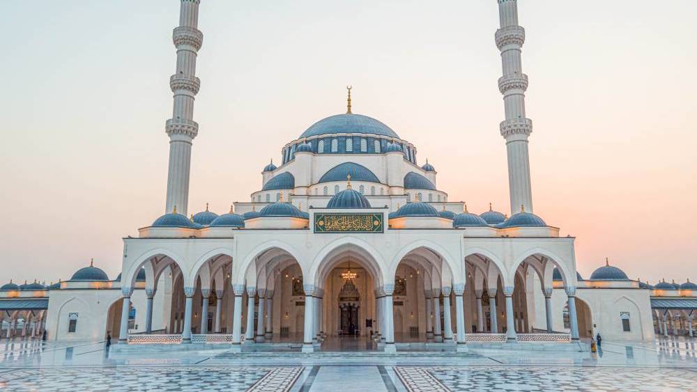 اقامه نماز عید فطر در ۶۱۲ مصلی ومسجد شارجه