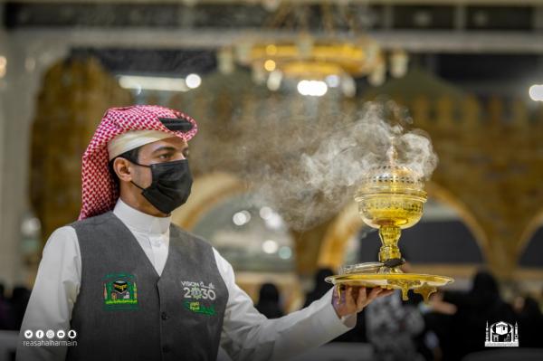 استقبال از نمازگزاران در عید فطر با بخور و عود در مسجدالحرام