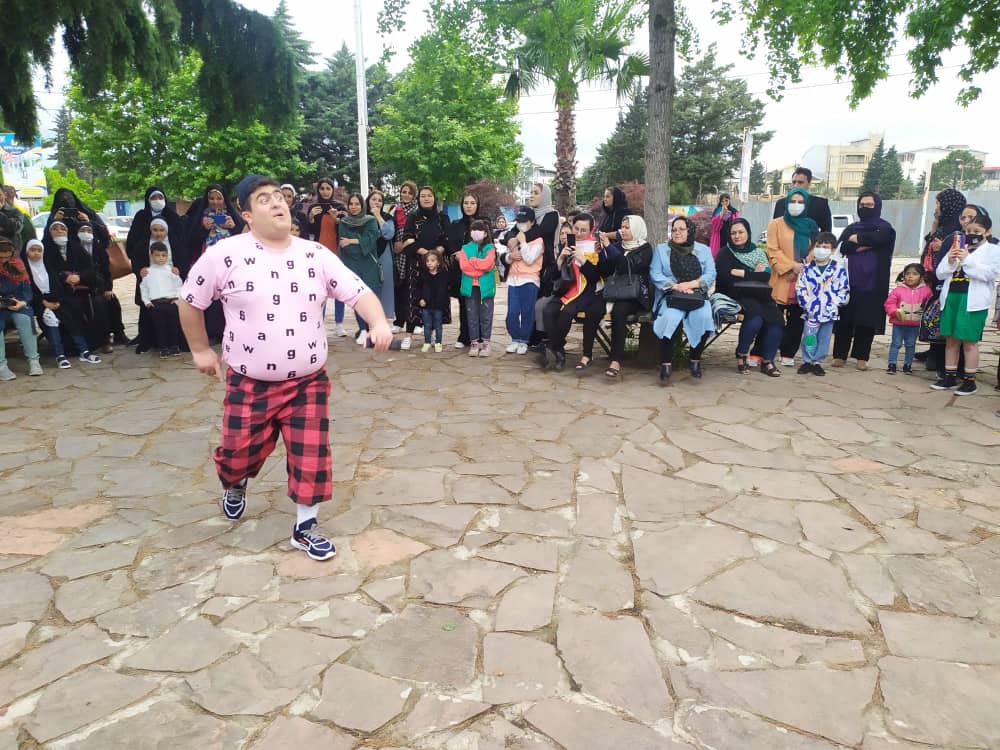 نمایش خیابانی «خانواده نسبتا خوشبخت» در آستارا اجرا شد