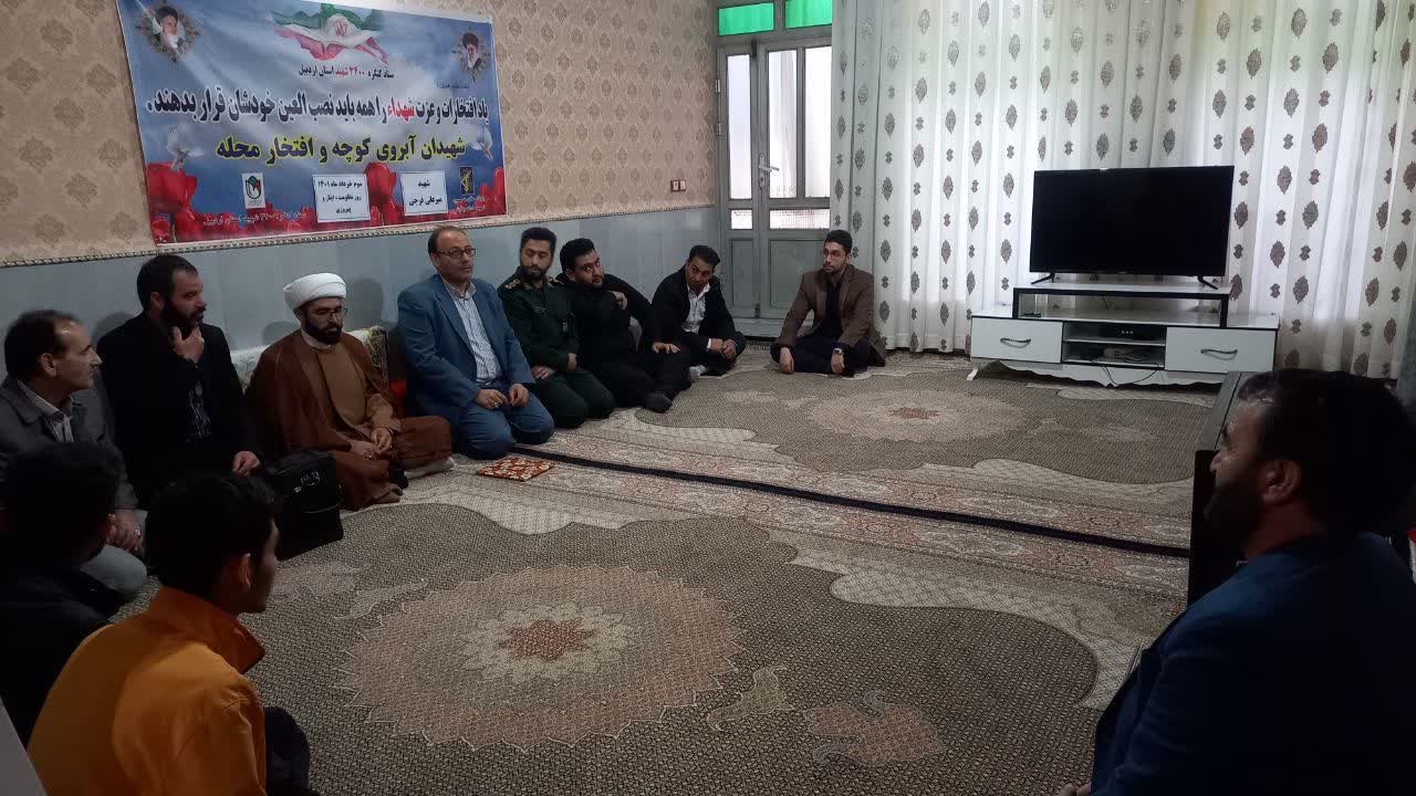 اعضای کانون فرهنگی هنری رسول اکرم (ص) به دیدار خانواده شهید فرجی رفتند  