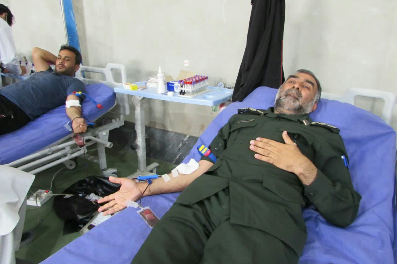 بسیجیان شهرستان سراوان خونشان را اهدا کردند