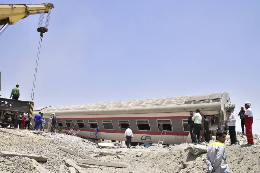 پایان امدادرسانی به مصدومان و آغاز ریل گذاری در محل وقوع حادثه قطار طبس