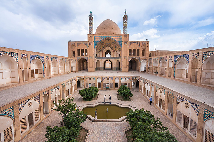 مسجد تاریخی آقا بزرگ کاشان میزبان هنرمندان شد