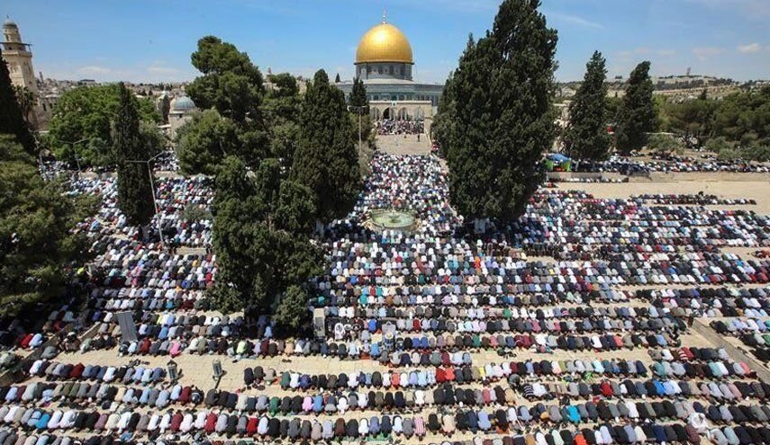 اقامه نماز جمعه هزاران فلسطینی در روز عرفه در مسجدالاقصی