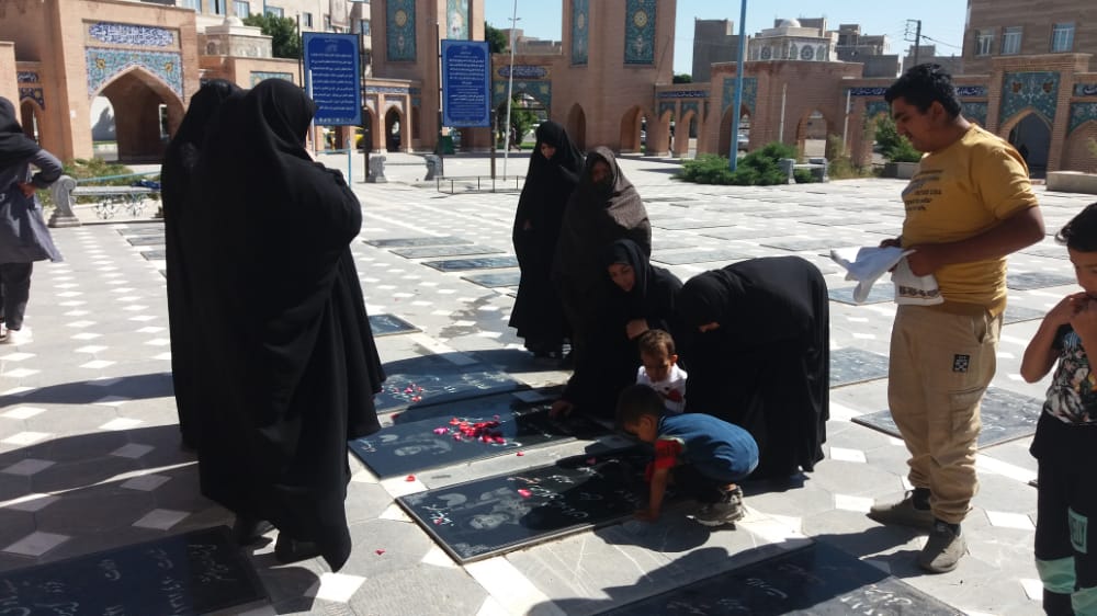 اعضای کانون فرهنگی هنری نهج الحیاه مزار شهدا را گلباران کردند  