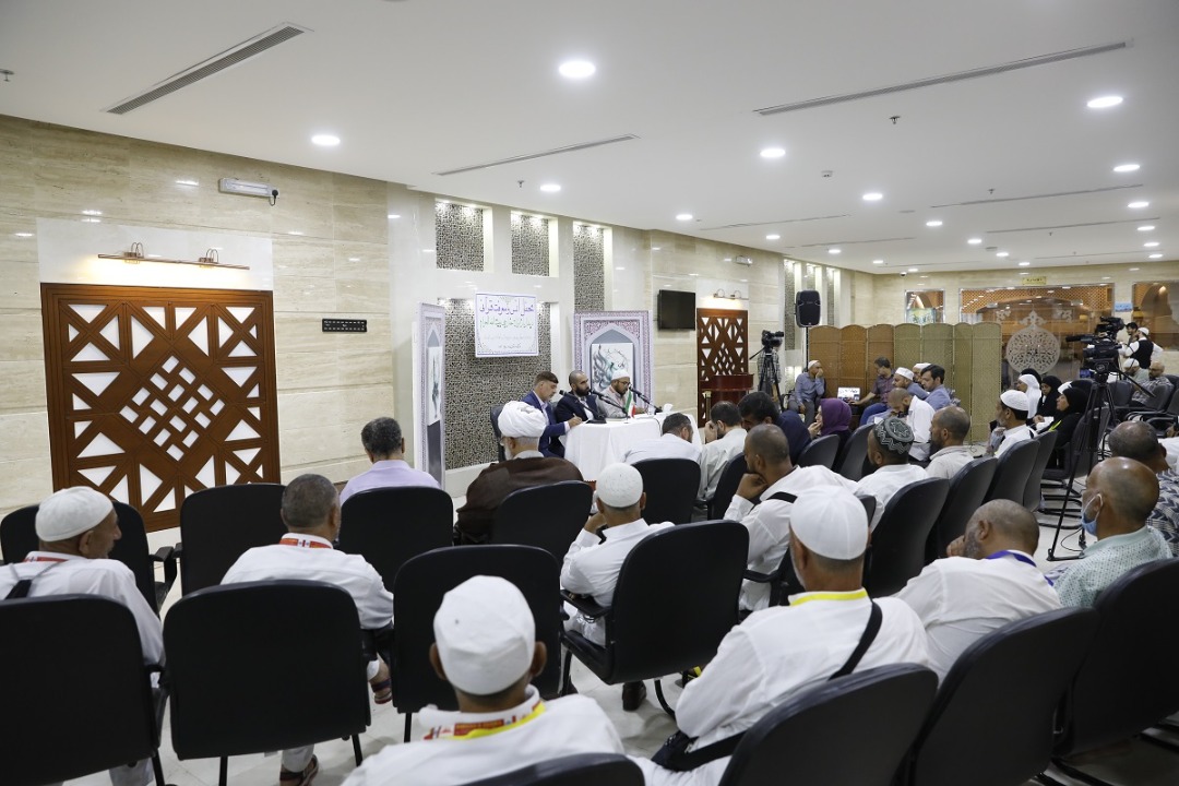محفل انس و معرفت قرآنی با زائران خارجی در مکه مکرمه برگزار شد 