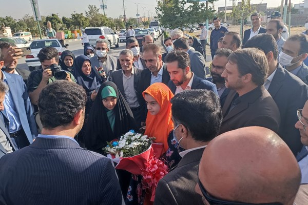رئیس سازمان حفاظت محیط زیست با خانواده شهید مدافع حرم در شهر بهار دیدار کرد
