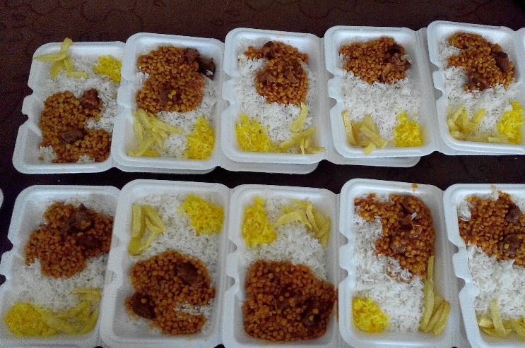  اطعام غدیر با پخت  ۳۰۰ پرس غذای گرم توسط گروه جهادی «خاتم الاوصیا (عج)» گچساران/ تصاویر