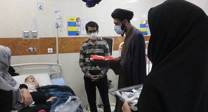 اهدای لباس متبرک حضرت علی‌ اصغر(ع) به کودکان بستری در بیمارستان بی بی حکیمه(س) 