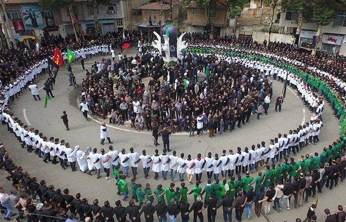 شرکت عزاداران رامیانی در سینه زنی «کمر به کمر»/ حلقه‌های بزرگ سوگواری در رثای  حسین‌(ع)