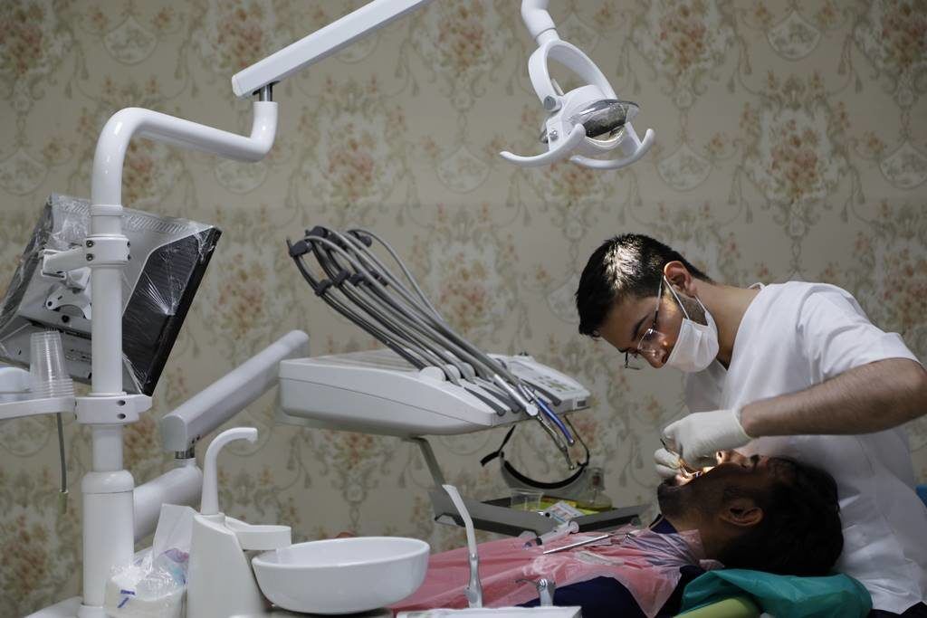 ارائه خدمات دندانپزشکی با تعرفه دولتی در دهلران 