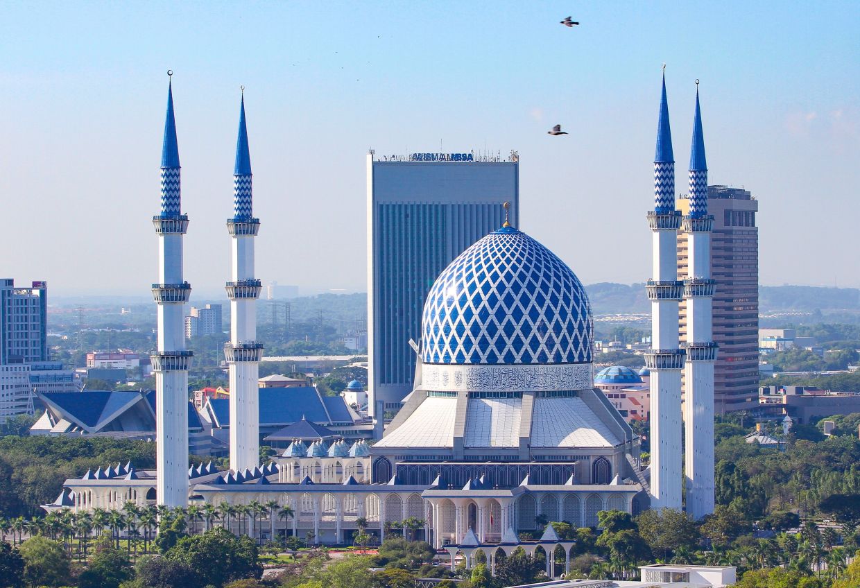 مسجد آبی، بزرگ ترین مسجد مالزی با تلفیقی از معماری مالایی-اسلامی 