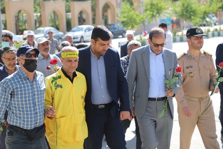  قبور مطهر شهدای اراک با حضور آزادگان گلباران شد