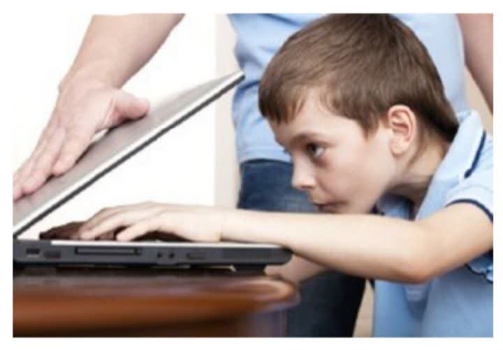  اولیاء و معلمان مراقب استفاده کودکان و نوجوانان از فضای مجازی باشند