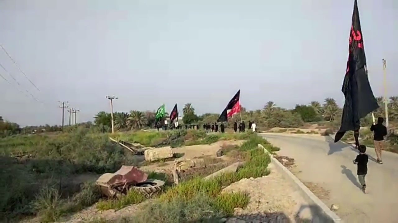 پیاده روی زائران اربعین حسینی از روستای خونیس شهرستان شادگان به طرف مرز بین المللی شلمچه