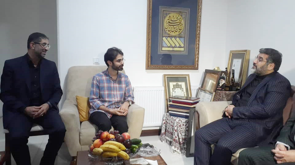 وزیر فرهنگ و ارشاد اسلامی با دارنده رتبه نخست جشنواره ملی خوشنویسی قرآنی لوح و قلم  دیدار کرد