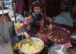 پخت و توزیع  «بژی» در موکب‌ امیرالمومنین (ع) کرمانشاه 