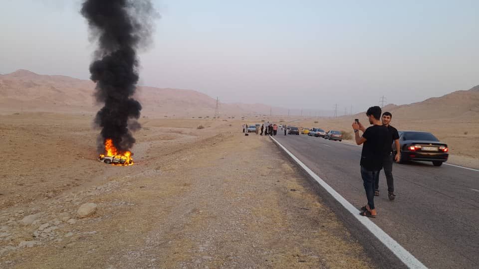 خودروی زائران در مسیر دهلران به مهران آتش گرفت