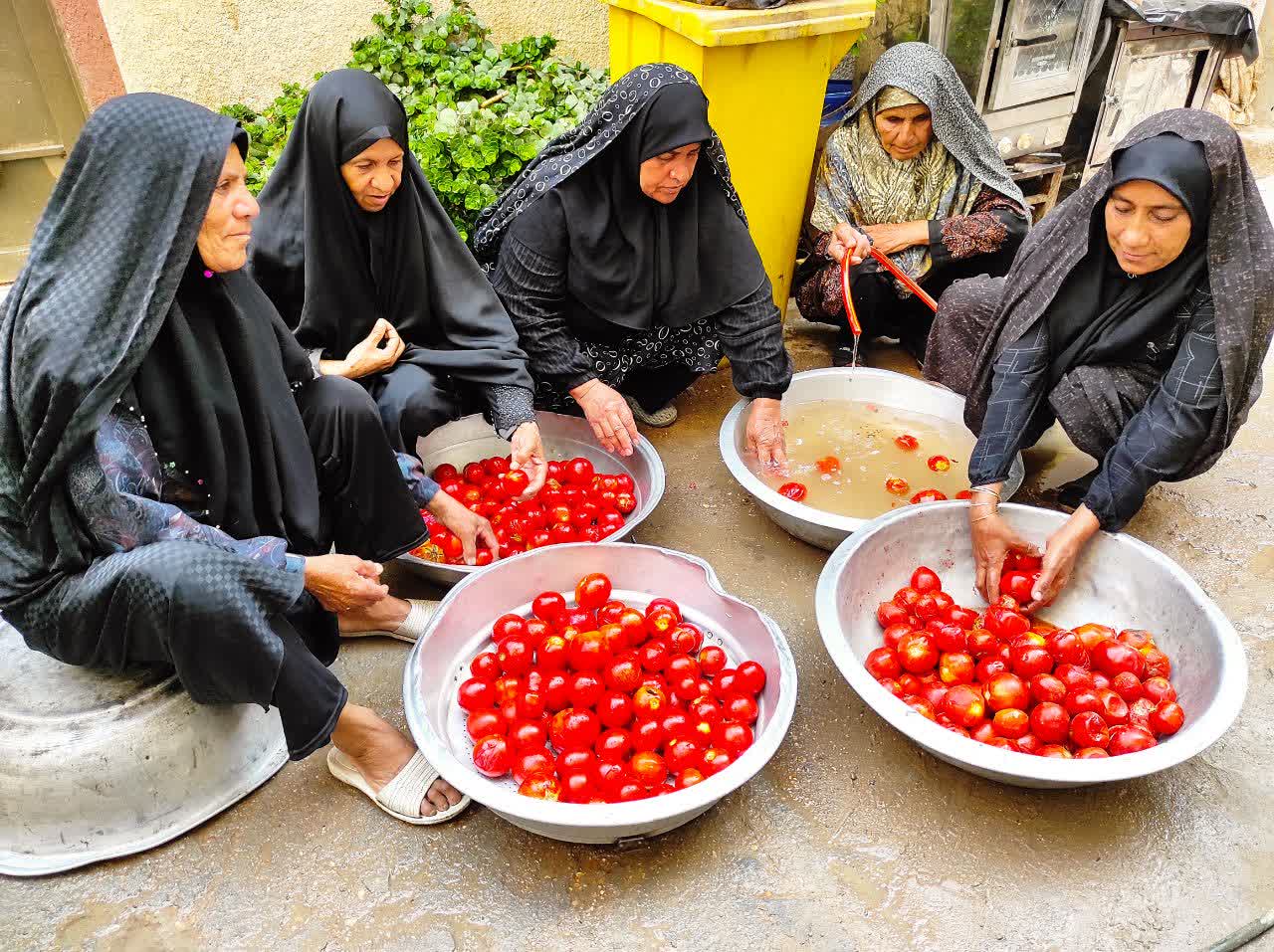 بچه مسجدی های کانون بیت الرقیه جیرفت با روحیه جهادی به زائران خدمت می کنند 