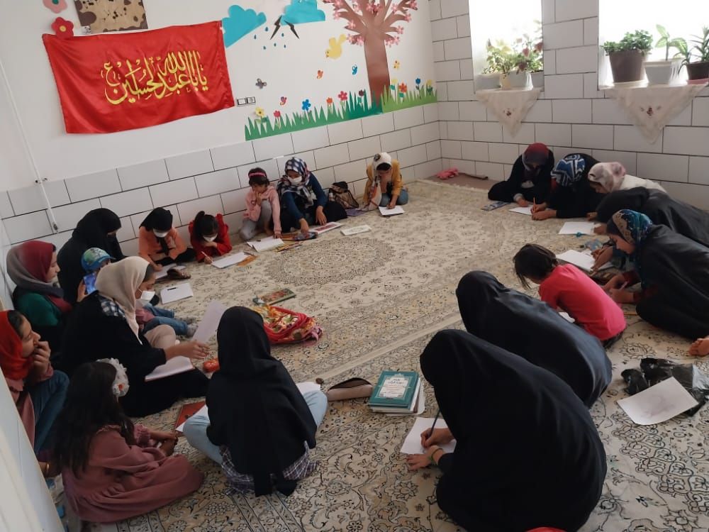 ایستگاه نقاشی هفته دفاع مقدس با حضور بچه مسجدی های روستای امام قیس  