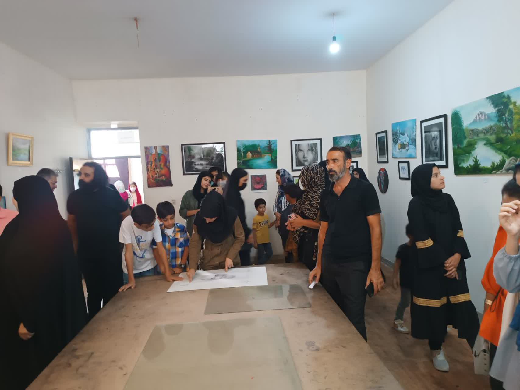 همزمان با هفته دفاع مقدس نمایشگاه آثار هنرمندان در جیرفت راه اندازی شد 