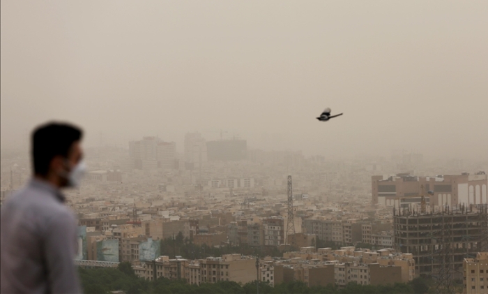 شهروندان از فعاليت در خارج از منزل و انجام ورزش هاي سنگين خودداری کنند  