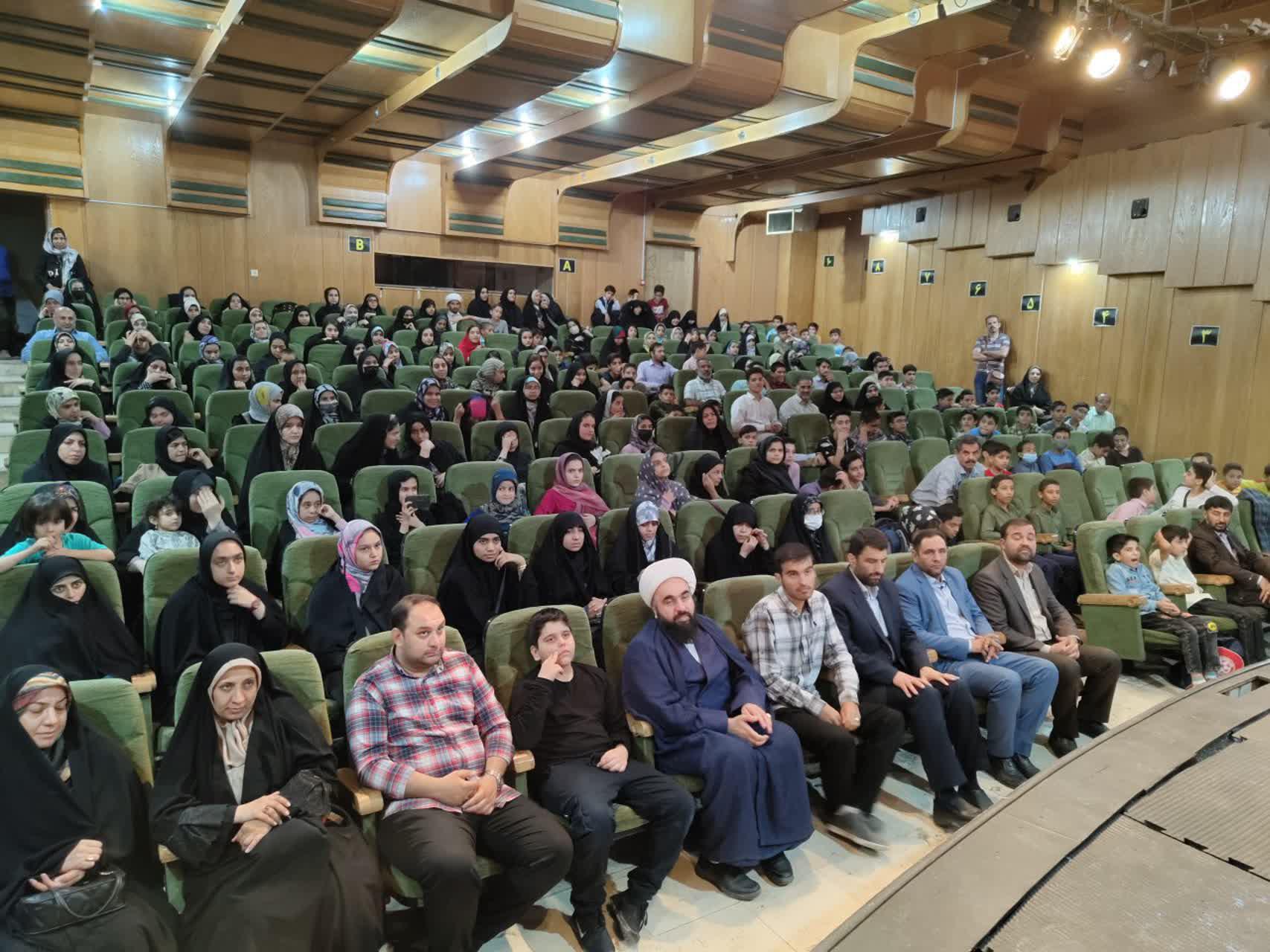 حضور اعضای کانون های مساجد یزد در نمایش « علی گندابی»  