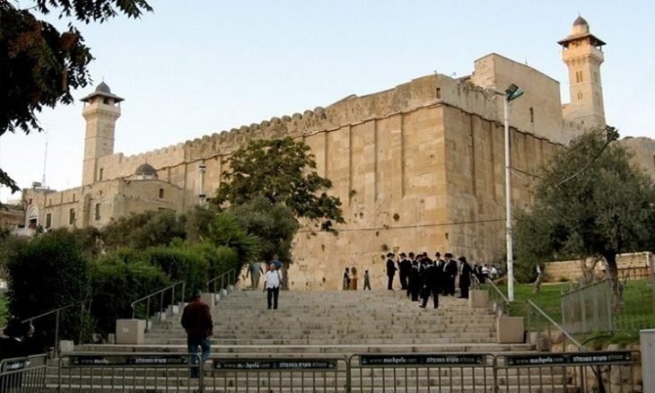 فعال فلسطینی:  باید پوزه اشغالگران را برای توقف هتک حرمت به مسجد ابراهیمی به خاک مالید